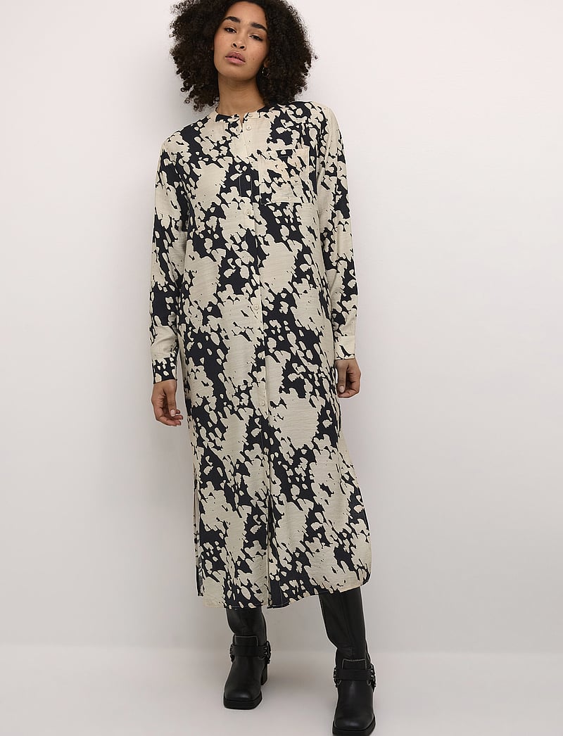 Kaffe - KAlouise Shirt Dress - midi kjólar - black/sand graphic cloud - 0