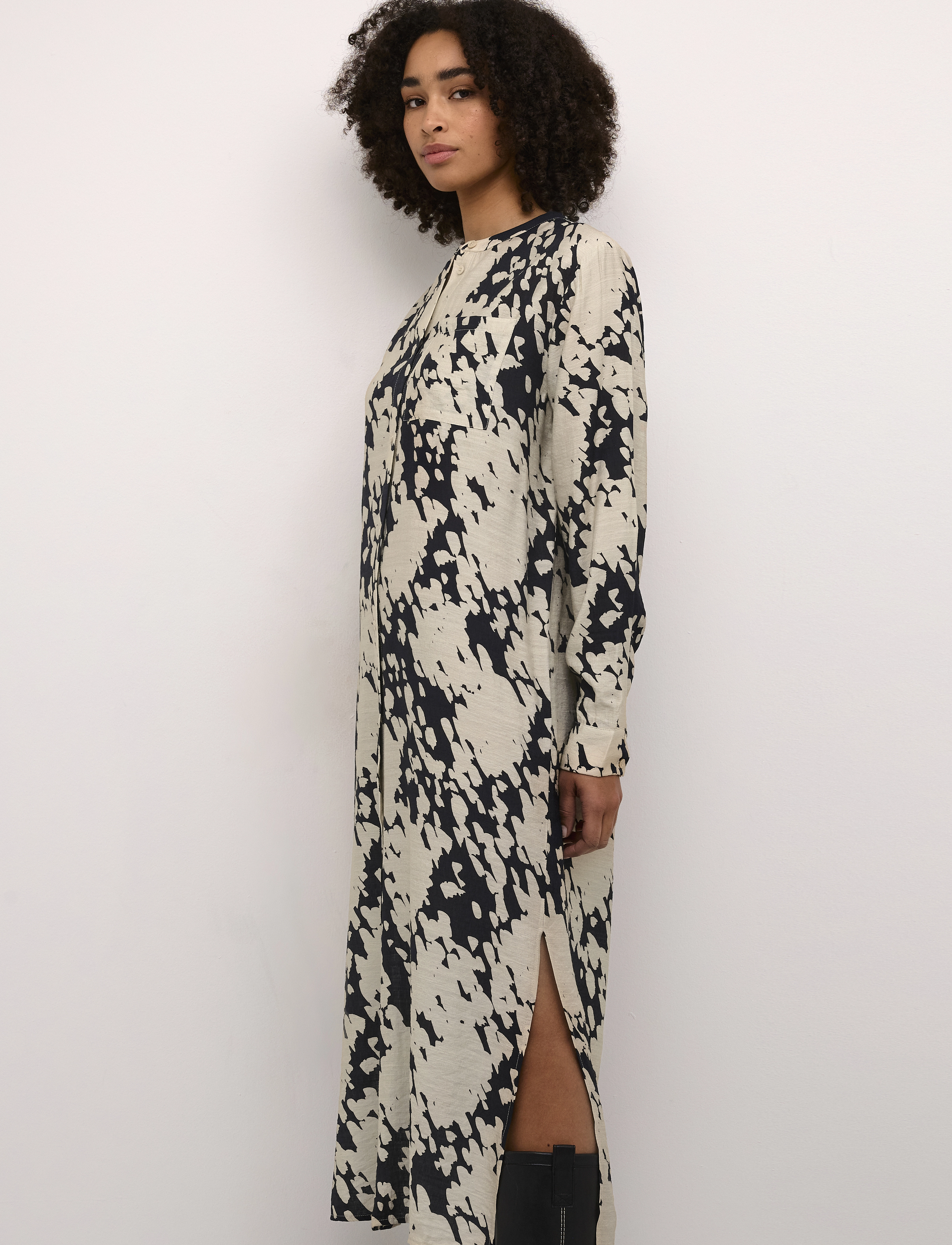 Kaffe - KAlouise Shirt Dress - midi kjoler - black/sand graphic cloud - 4