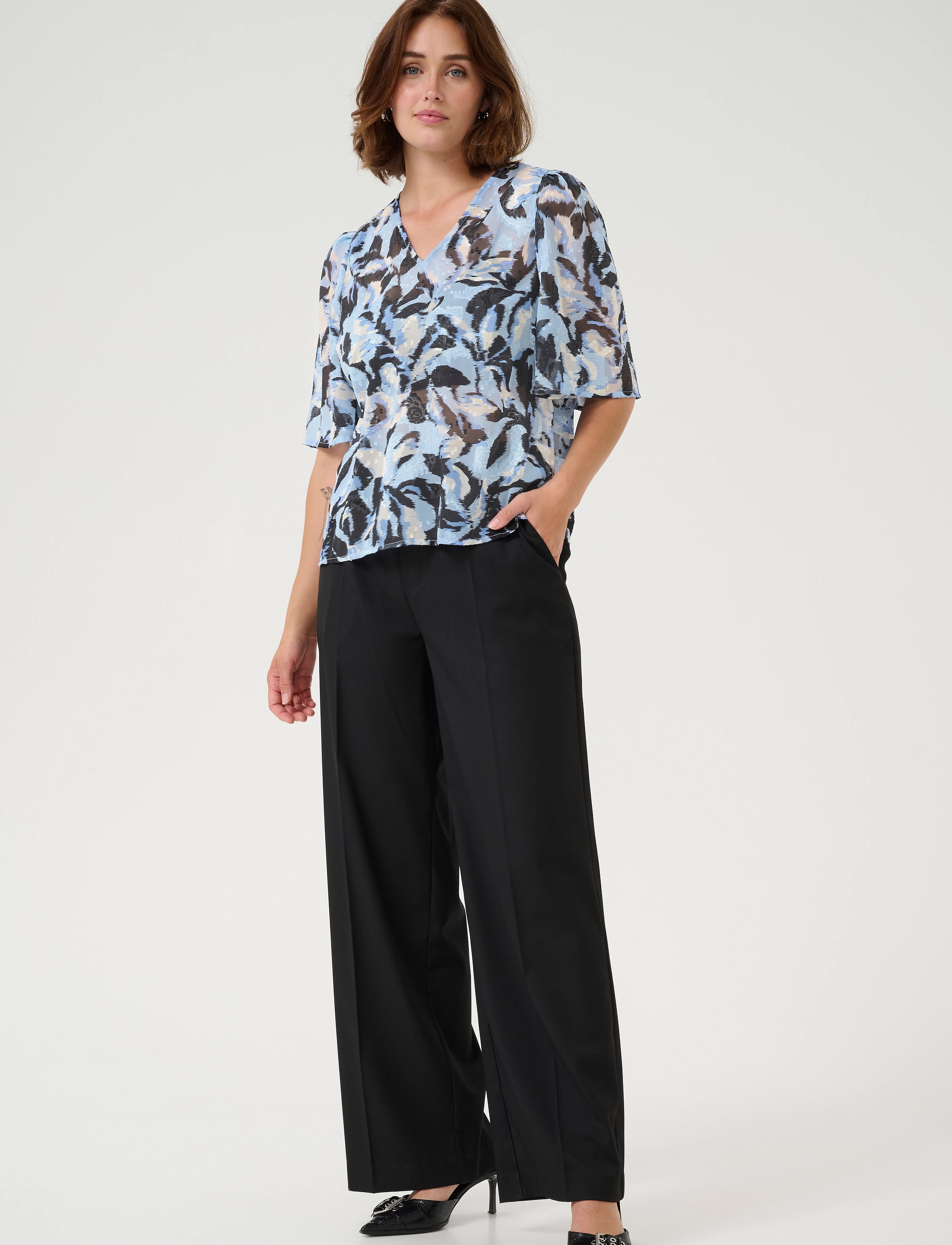 Kaffe - KAelina Blouse - kortærmede bluser - blue flower print - 3