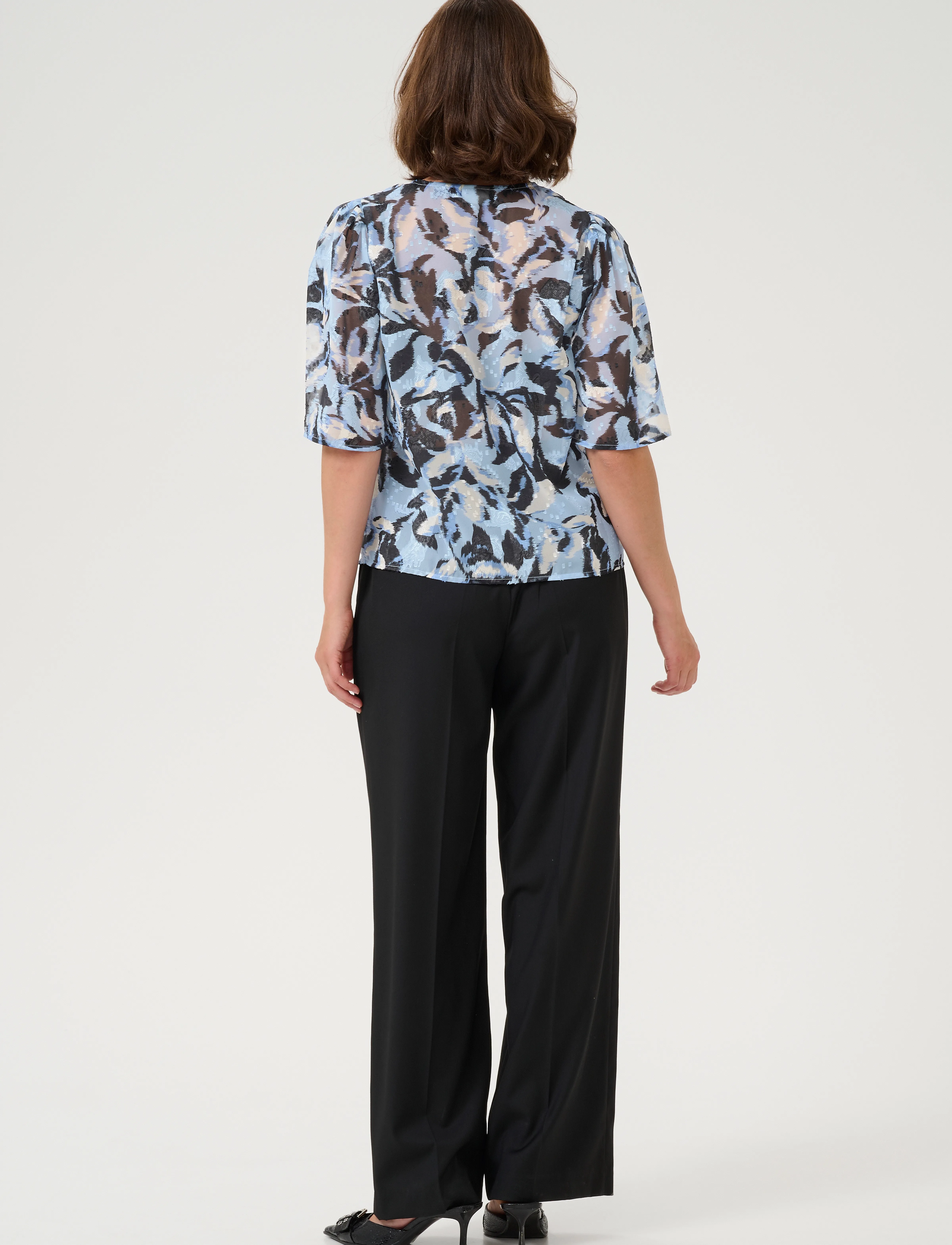 Kaffe - KAelina Blouse - kortærmede bluser - blue flower print - 4