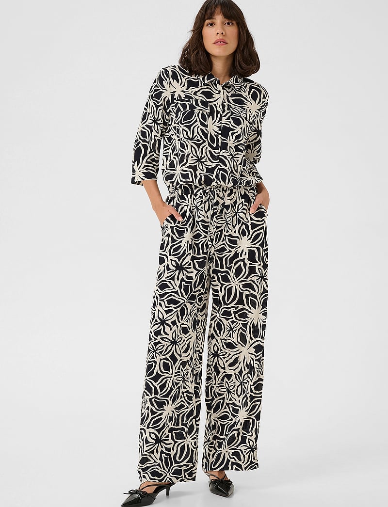 Kaffe - KAsanne Plain Weave Jumpsuit Printe - jumpsuits - black / light beige flower - 0