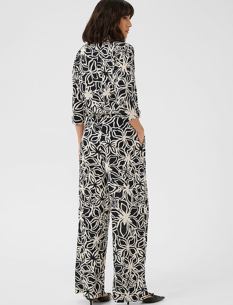 Kaffe - KAsanne Plain Weave Jumpsuit Printe - jumpsuits - black / light beige flower - 3