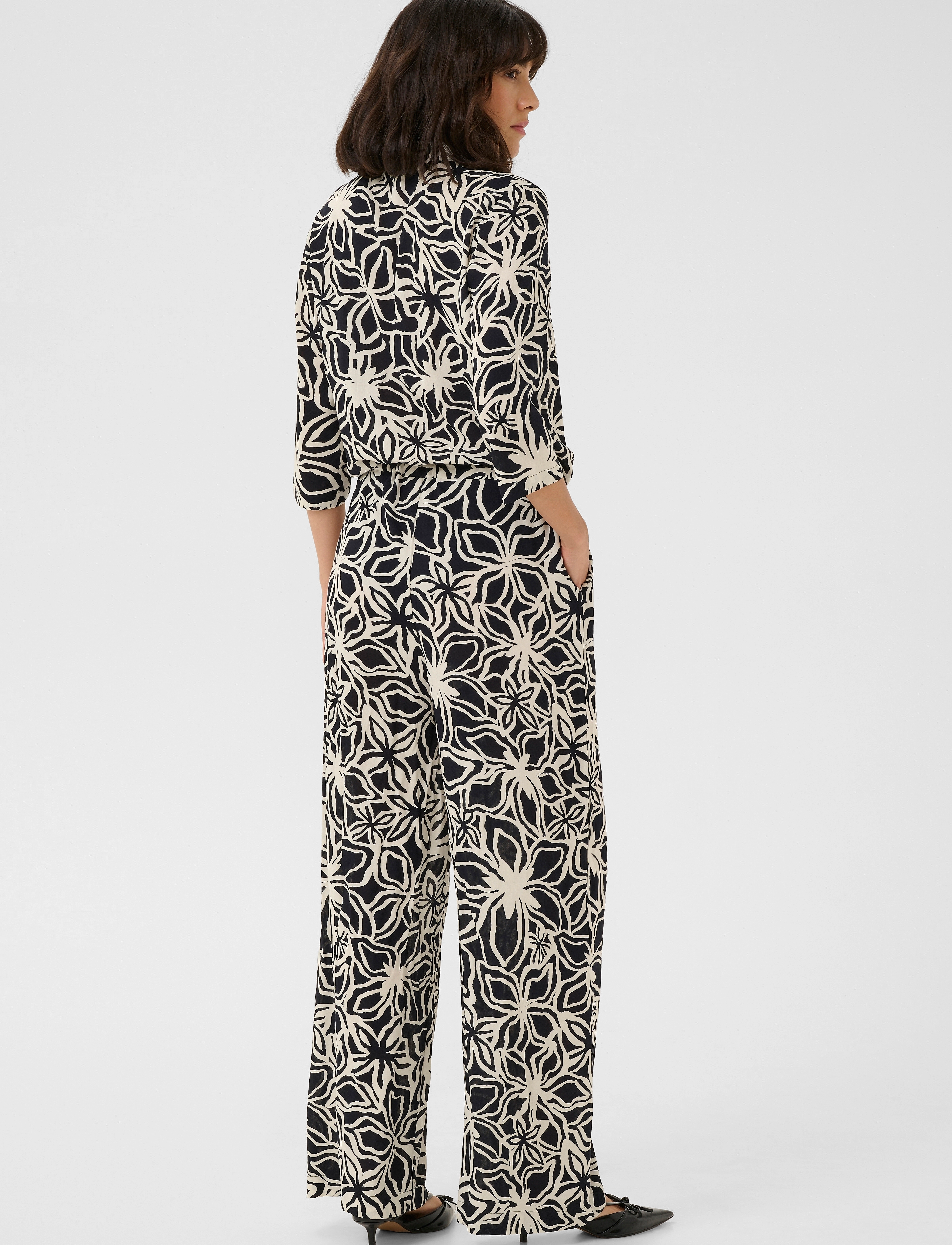 Kaffe - KAsanne Plain Weave Jumpsuit Printe - jumpsuits - black / light beige flower - 3