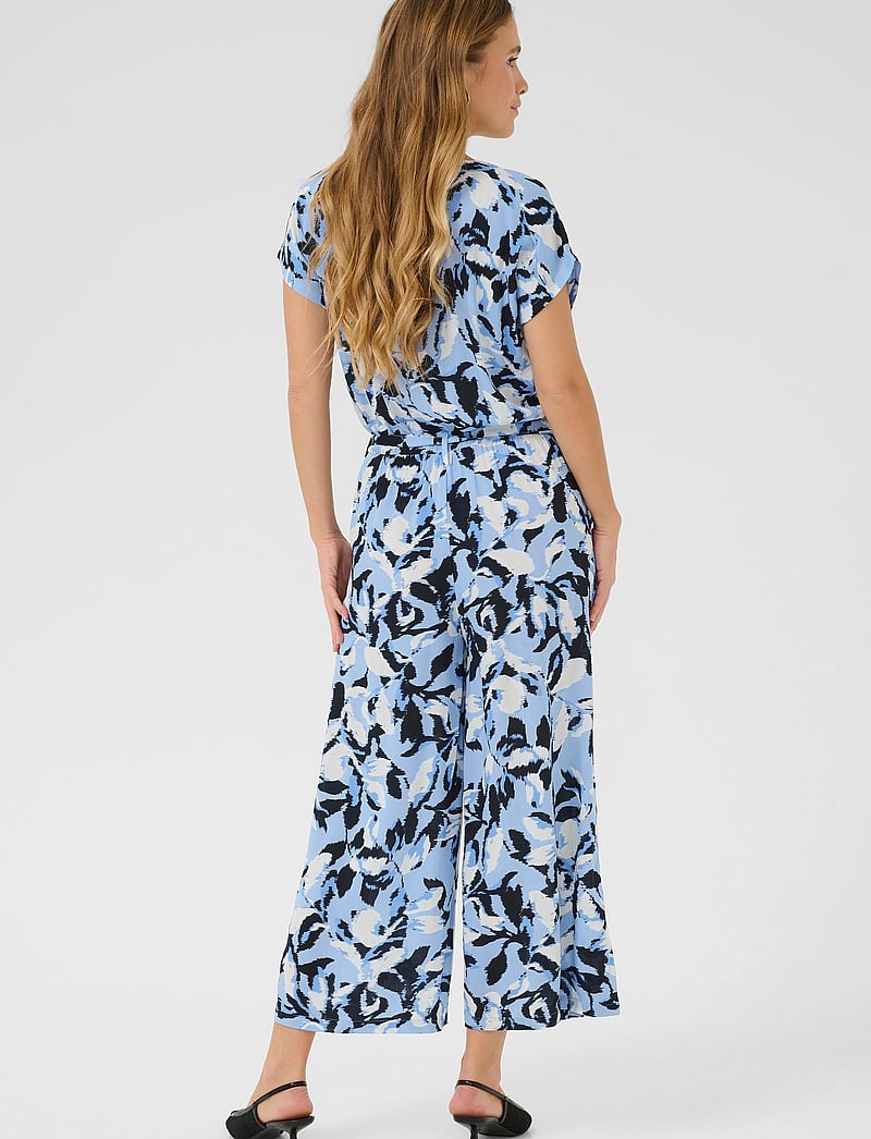 Kaffe - KAmira Plain Weave Jumpsuit Printed - pükskostüümid - blue flower print - 3