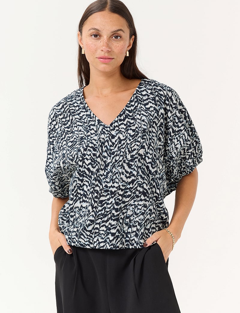 Kaffe - KAruffalo Blouse - kurzämlige blusen - blue / white graphic print - 0