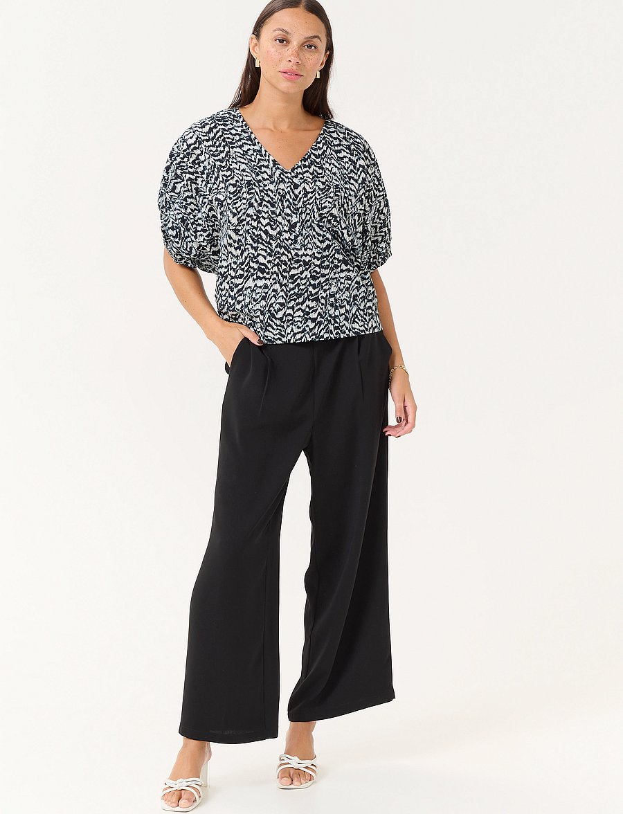 Kaffe - KAruffalo Blouse - kortärmade blusar - blue / white graphic print - 3