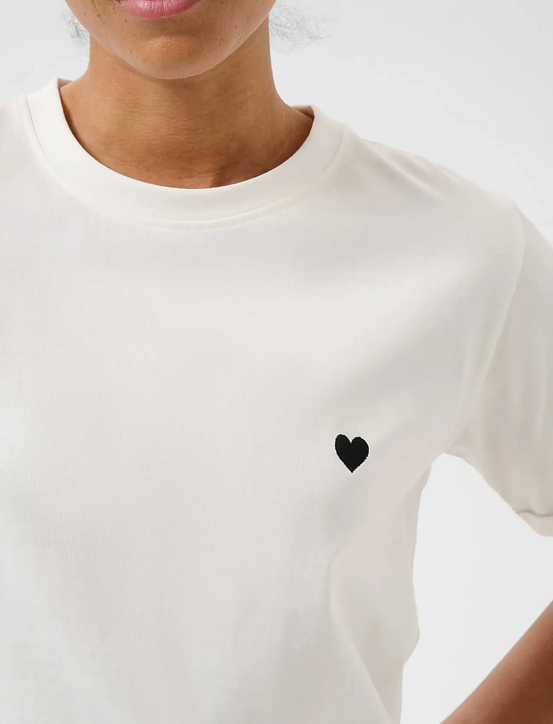Kaffe - KAheart T-Shirt - t-shirts - chalk/black deep heart - 5