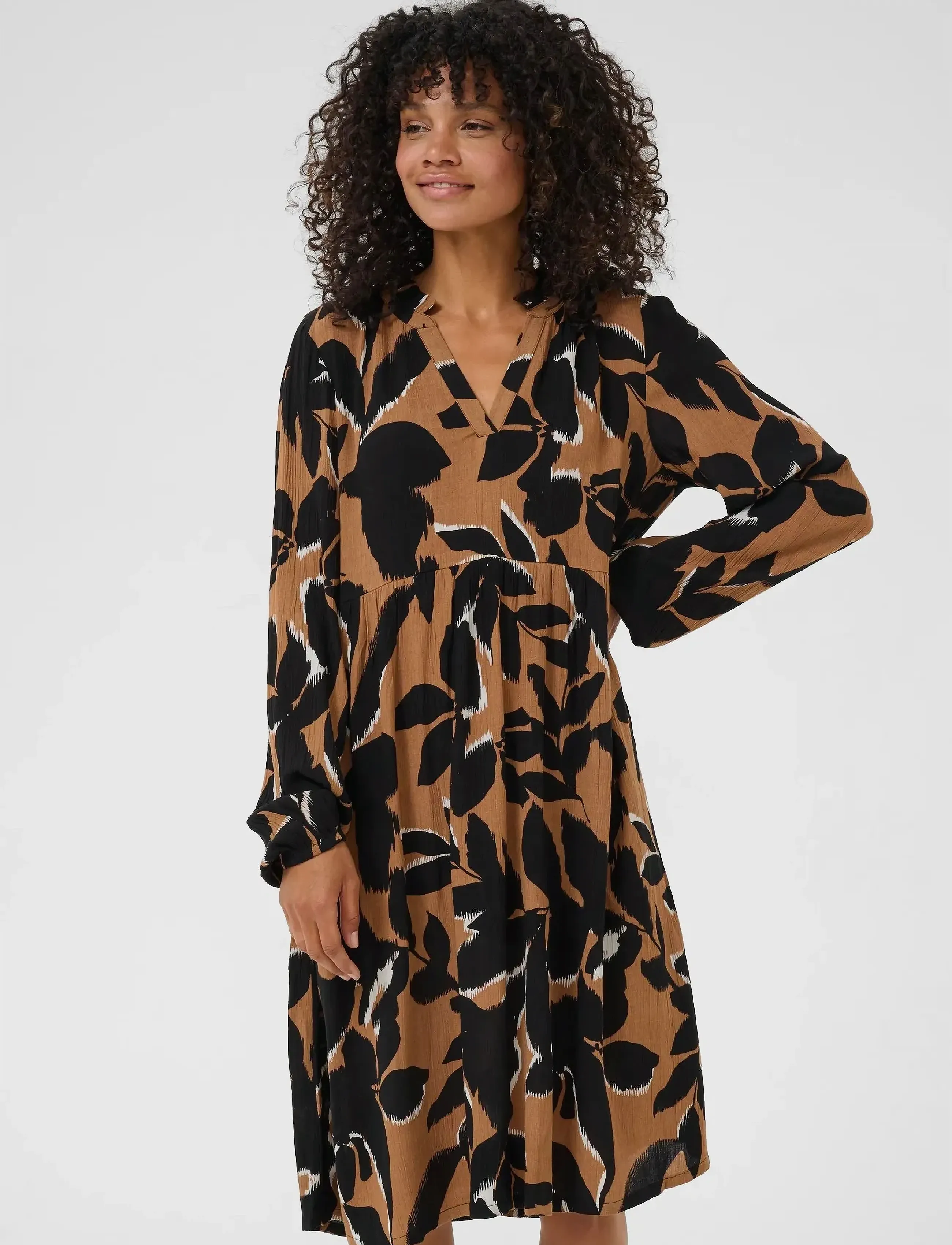 Kaffe KAlisette Amber Dress - Kleider - TOASTED COCONUT/BLACK FLOWER / black