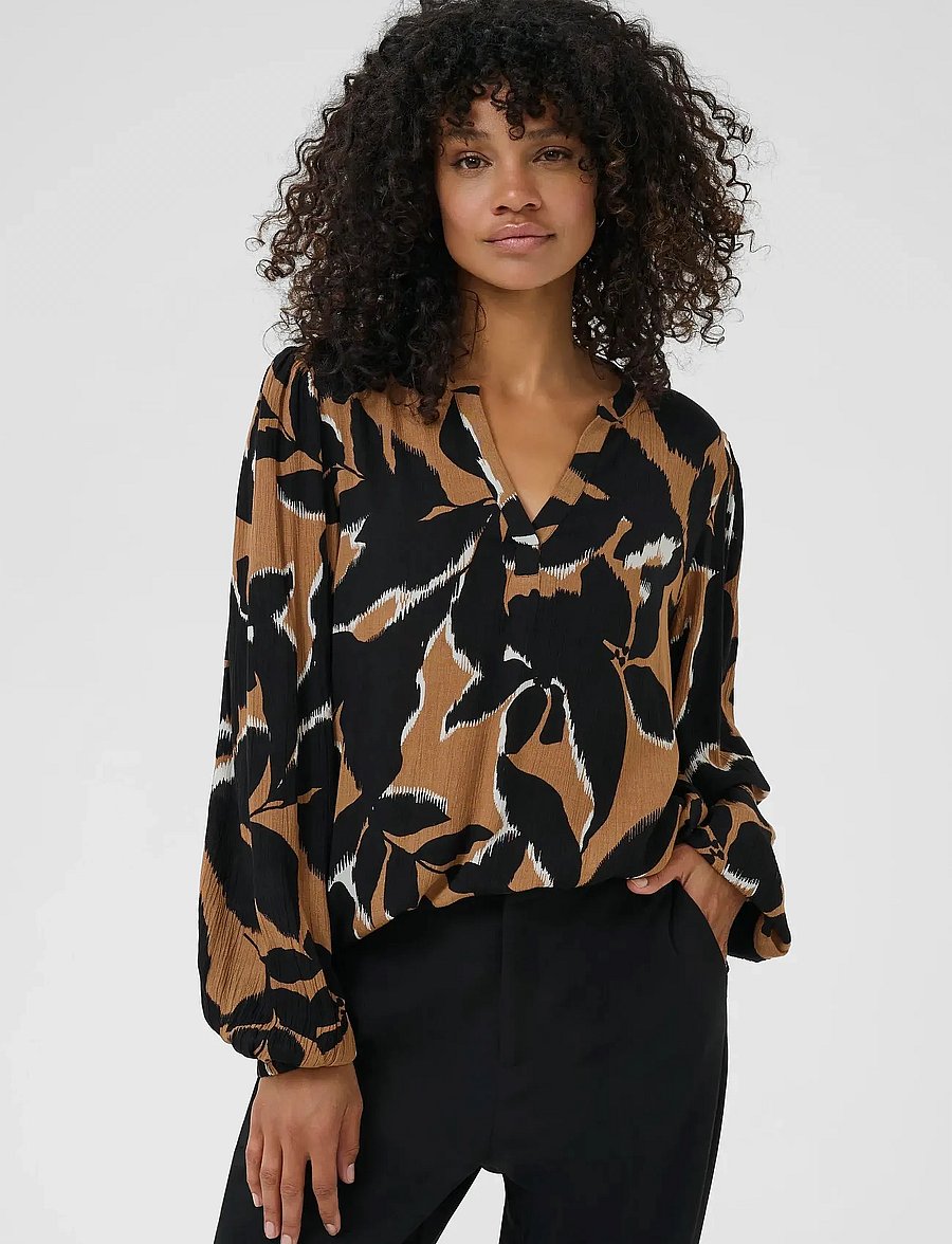 Kaffe - KAbeate Amber Blouse - langärmelige blusen - toasted coconut/black flower - 0