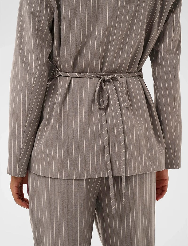 Kaffe - KAmeril Blazer - kavajer med skärp - beige pinstripe - 5