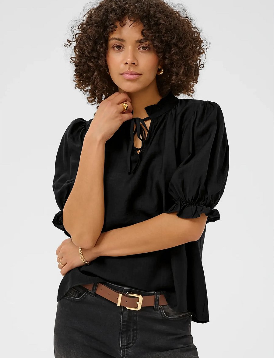 Kaffe - KAlufia Frill Blouse - kurzärmelige blusen - black deep - 0