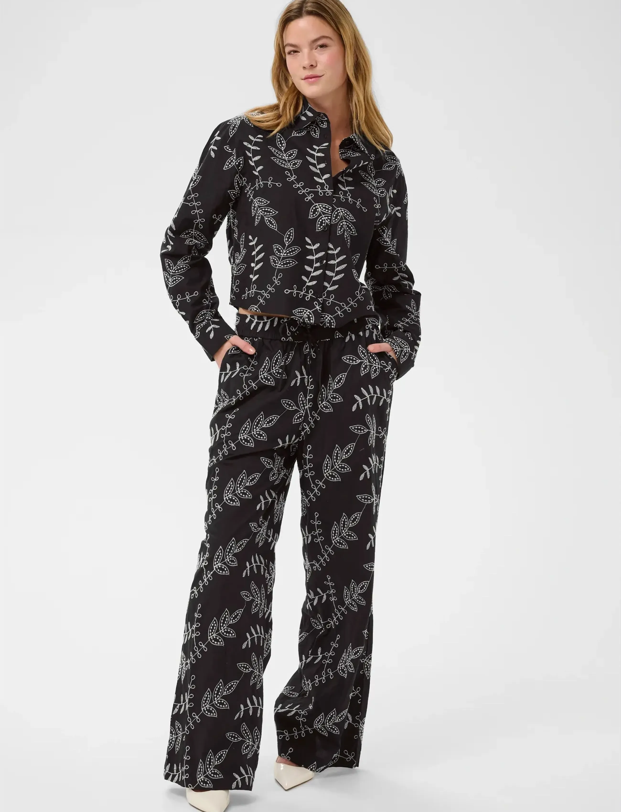 Kaffe - KAelora Pants - laia säärega püksid - black chalk embroidery - 3