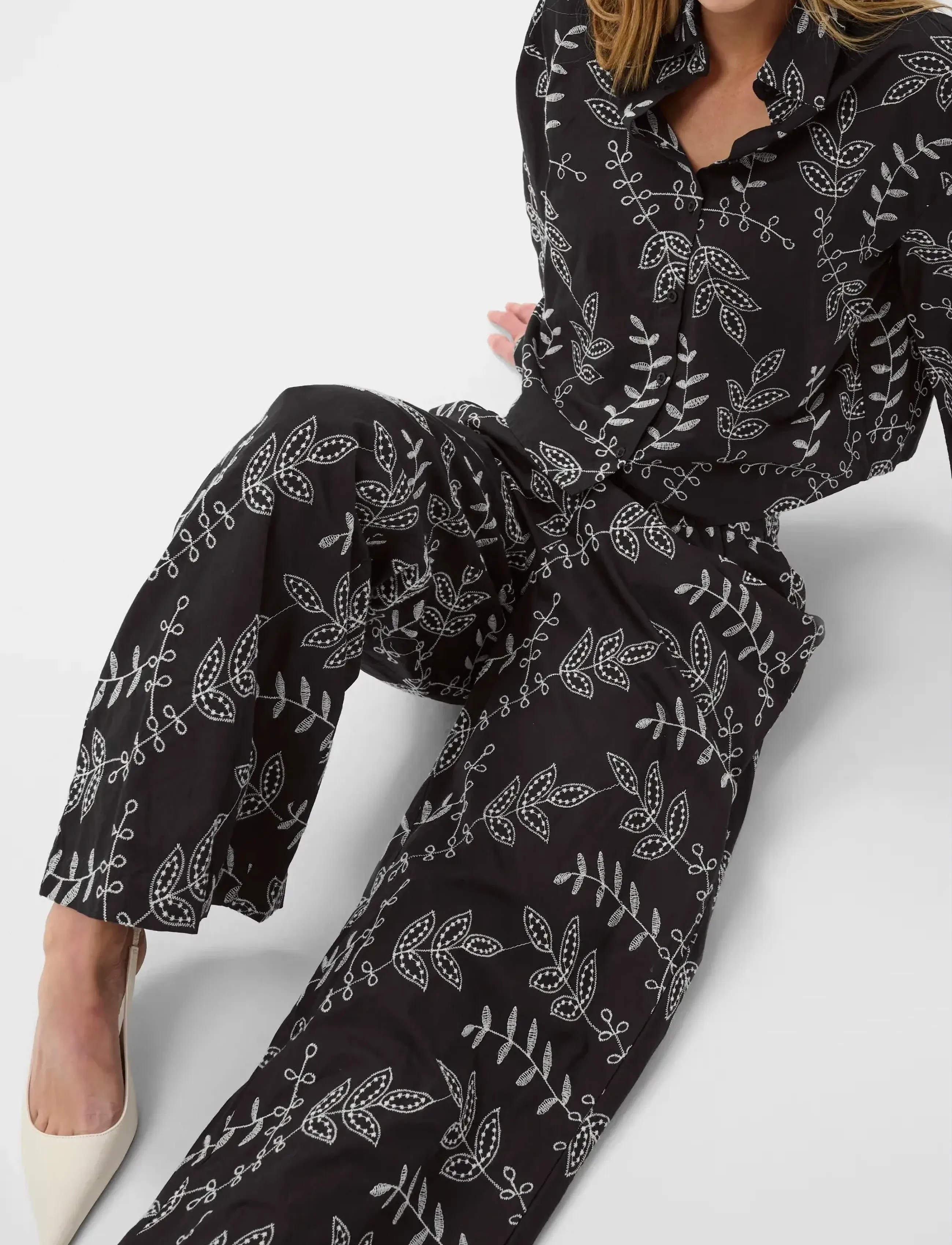 Kaffe - KAelora Pants - laia säärega püksid - black chalk embroidery - 5