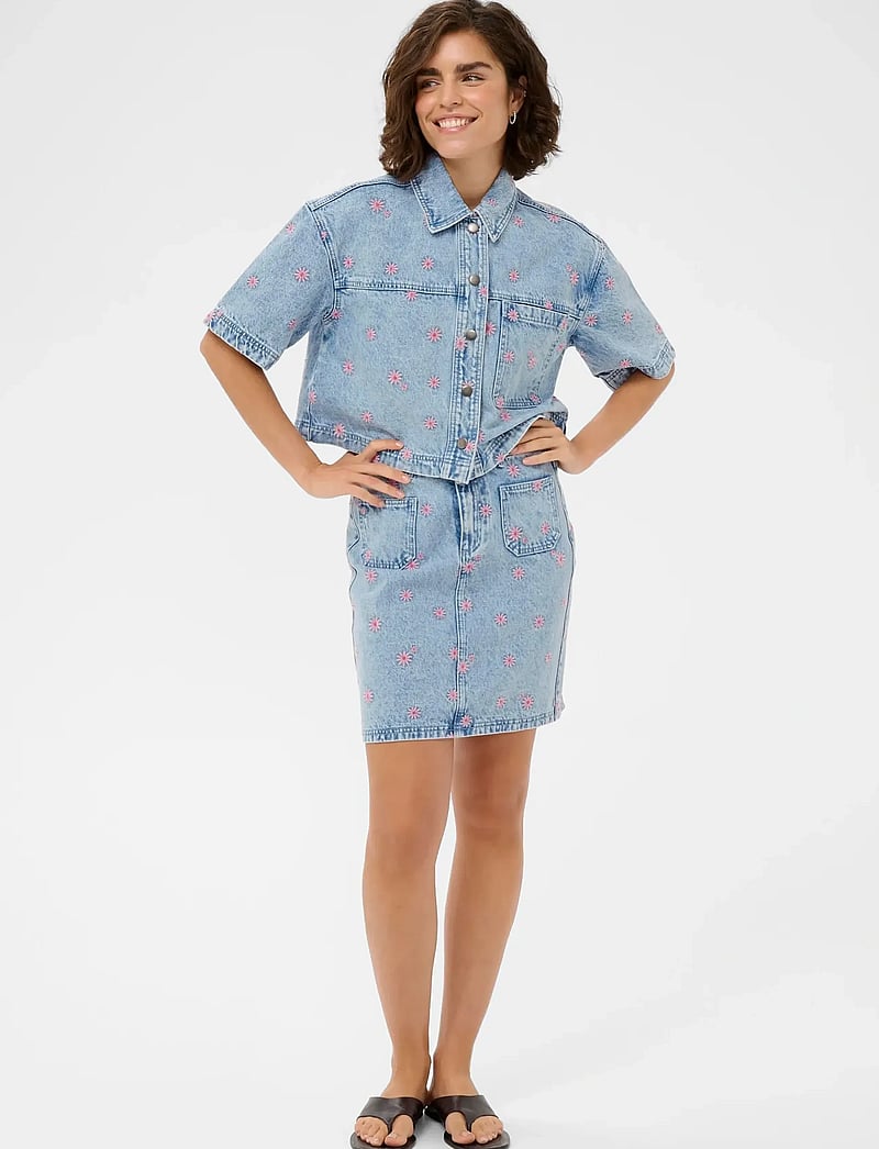 Kaffe - KAbabena Denim SKirt - jeansröcke - blue denim/pink flower emb. - 3