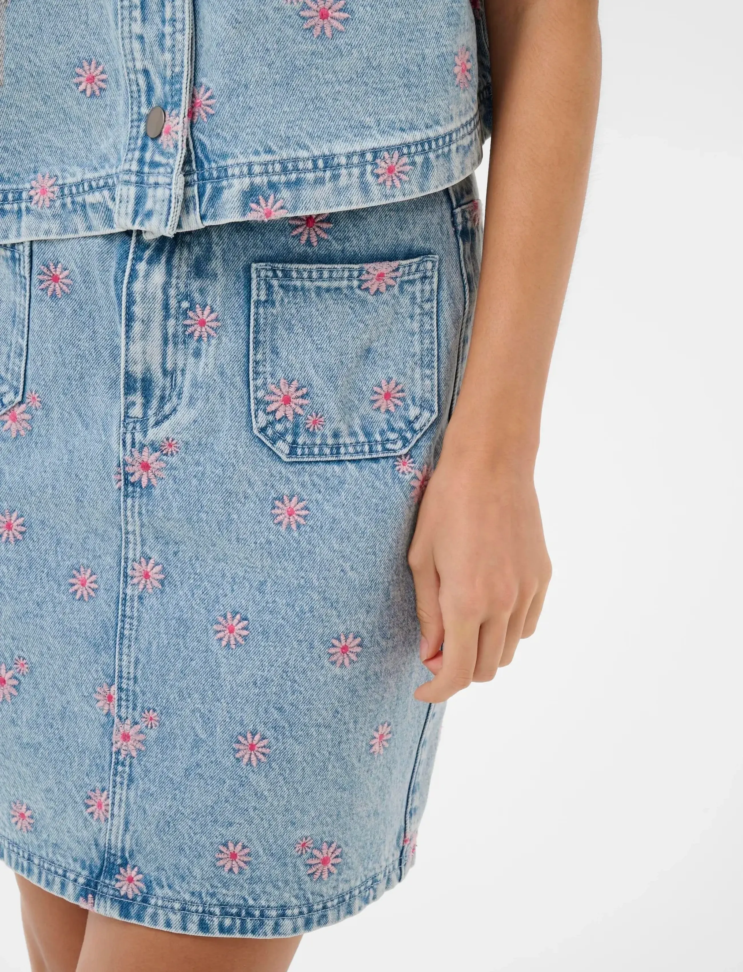 Kaffe - KAbabena Denim SKirt - gallapils - blue denim/pink flower emb. - 5