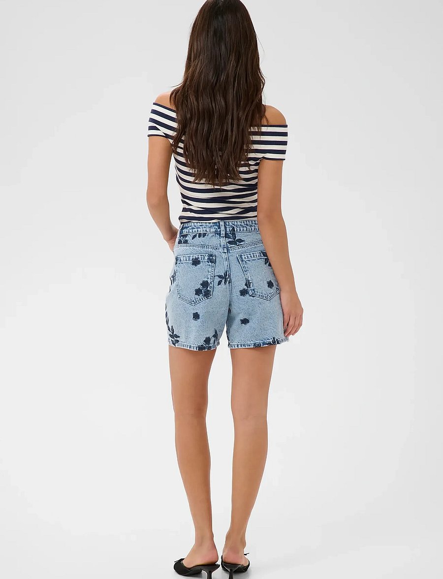 Kaffe - KAbabena Denim Shorts - jeansshorts - blue denim w/ navy flower emb. - 4