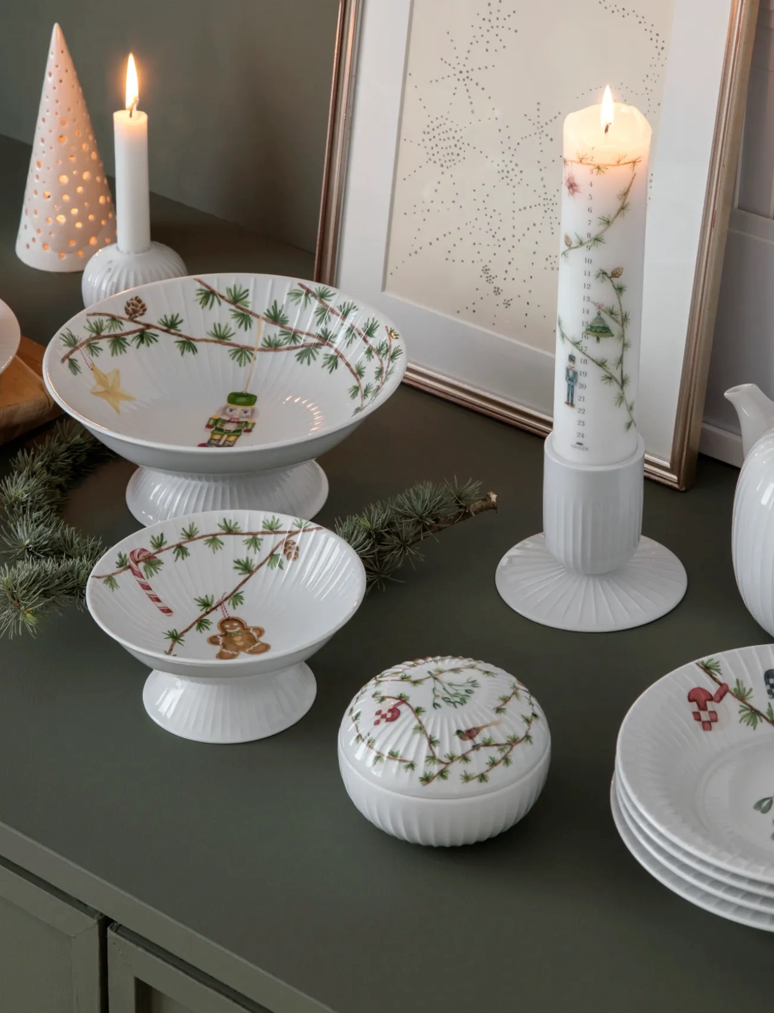 Kähler - Hammershøi Christmas Bowl on stand Ø23 cm white w. deco - jõulukaunistused - white w. deco - 2