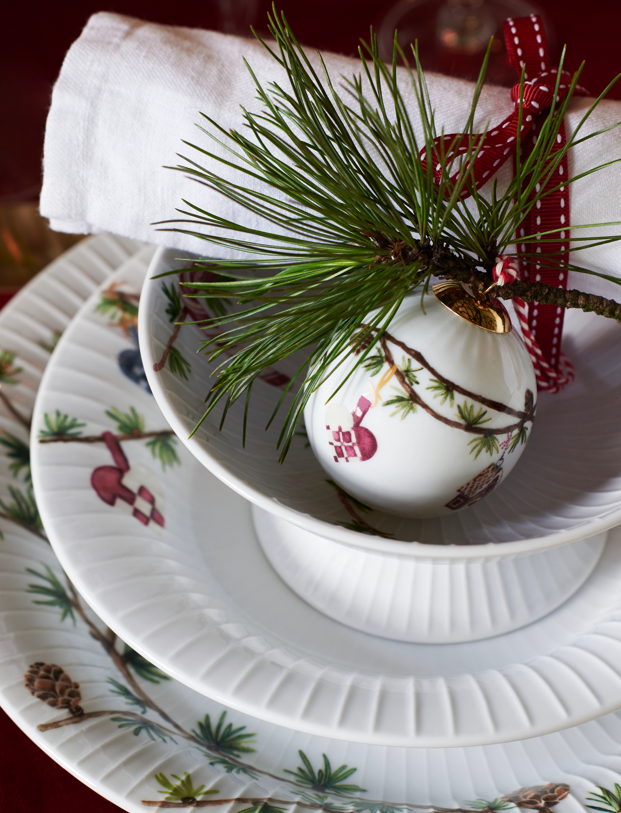 Kähler - Hammershøi Christmas Bowl on stand Ø16 cm white w. deco - dekoratiivsed vaagnad - white w. deco - 0