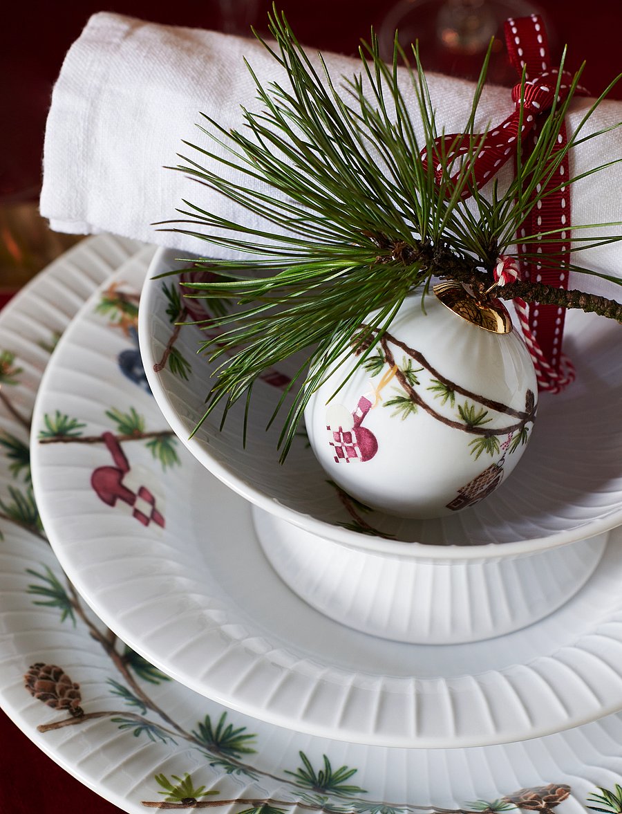 Kähler - Hammershøi Christmas Bowl on stand Ø16 cm white w. deco - dekoratiivsed vaagnad - white w. deco - 0