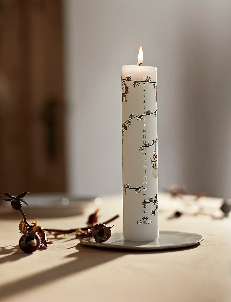 Kähler - Hammershøi Christmas Advent Candle 2025 Ø5 cm white w. deco - white w. deco - 1