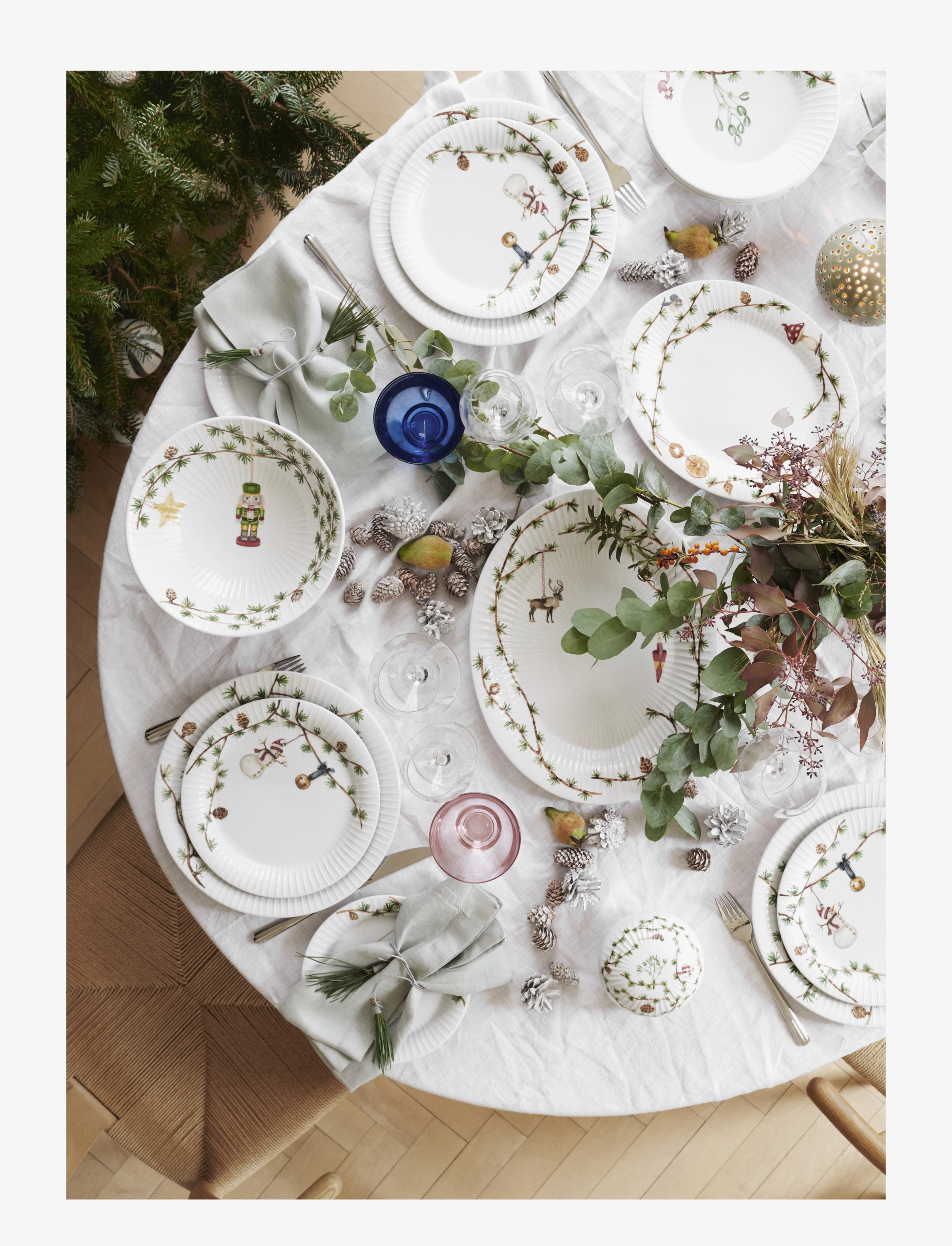Kähler - Hammershøi Christmas Oval dish 34x27 cm white w. deco - serving platters - white w. deco - 4
