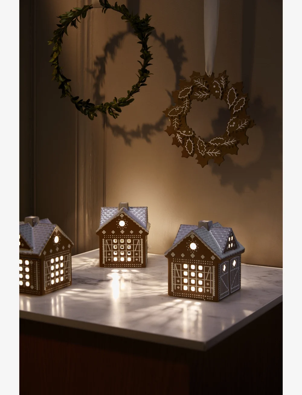 Kähler - Gingerbread Lighthouse Christmas Stable H11.5 brown - weihnachtsdekoration - brown - 5