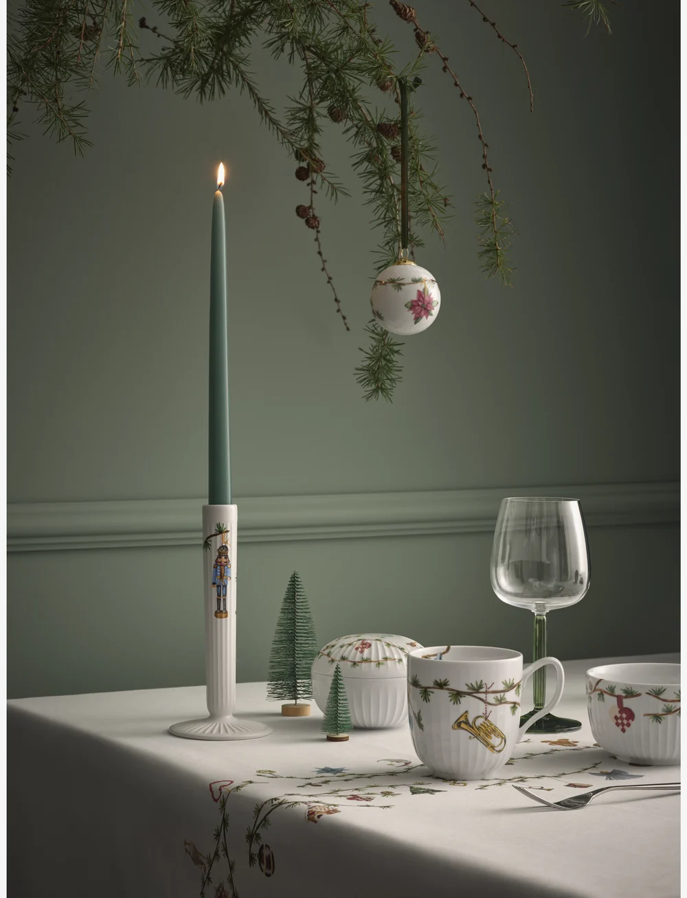 Kähler - Hammershøi Christmas Tablecloth 150x270 cm w. deco - weihnachtstextilien - white w. deco - 3