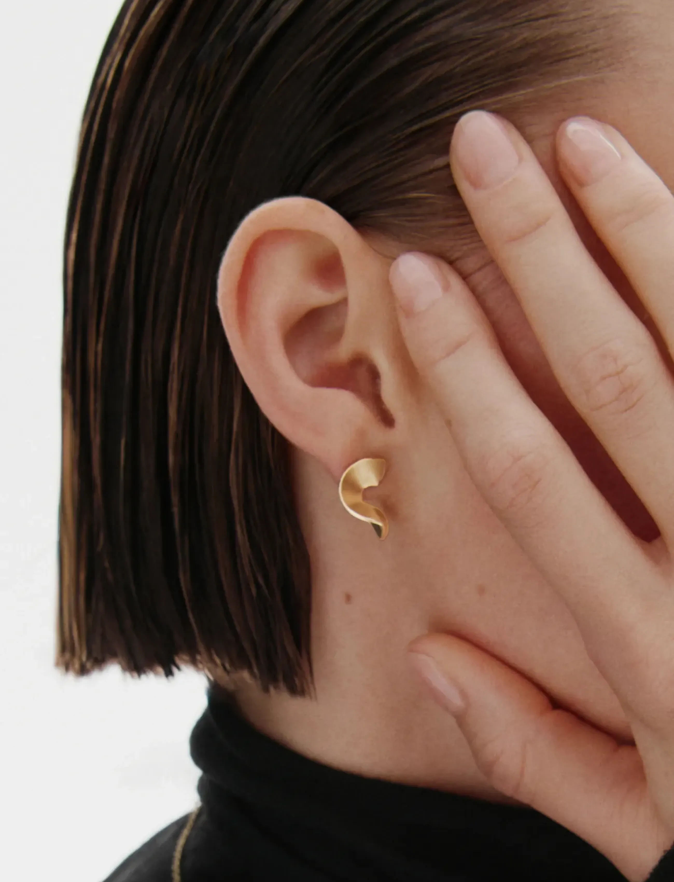 Kalevala Alluring Earrings Small, Kvinder, Bølgede Ørestikker, Guld, Str: ONE SIZE