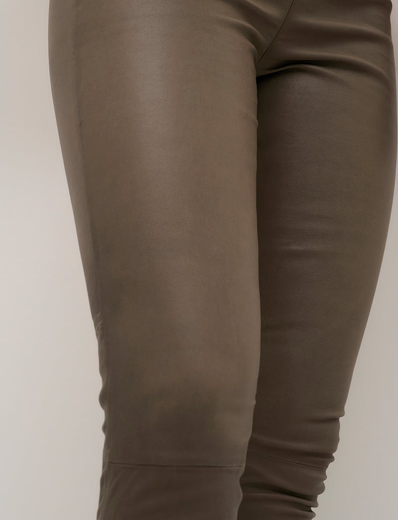 Karen By Simonsen - MemeKB Leather Pants - nahkpüksid - walnut - 5