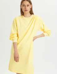 Karen By Simonsen - BinniKB Sweatdress - sweatshirtkjoler - pastel yellow - 2