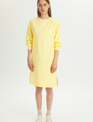 Karen By Simonsen - BinniKB Sweatdress - sportiskas kleitas - pastel yellow - 3