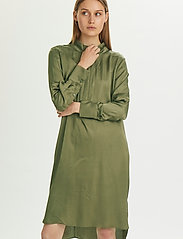 Karen By Simonsen - BountiKB Dress - skjortekjoler - dusky green - 2