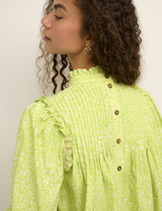 Karen By Simonsen - HemiliaKB Dress - skjortekjoler - lime flower lace - 5