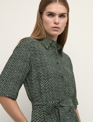 Karen By Simonsen - IdaKB Dress - skjortekjoler - wave stripe - 5