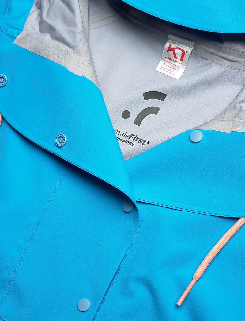 Kari Traa - THEA CAPE - tuulejoped - horiz - 4