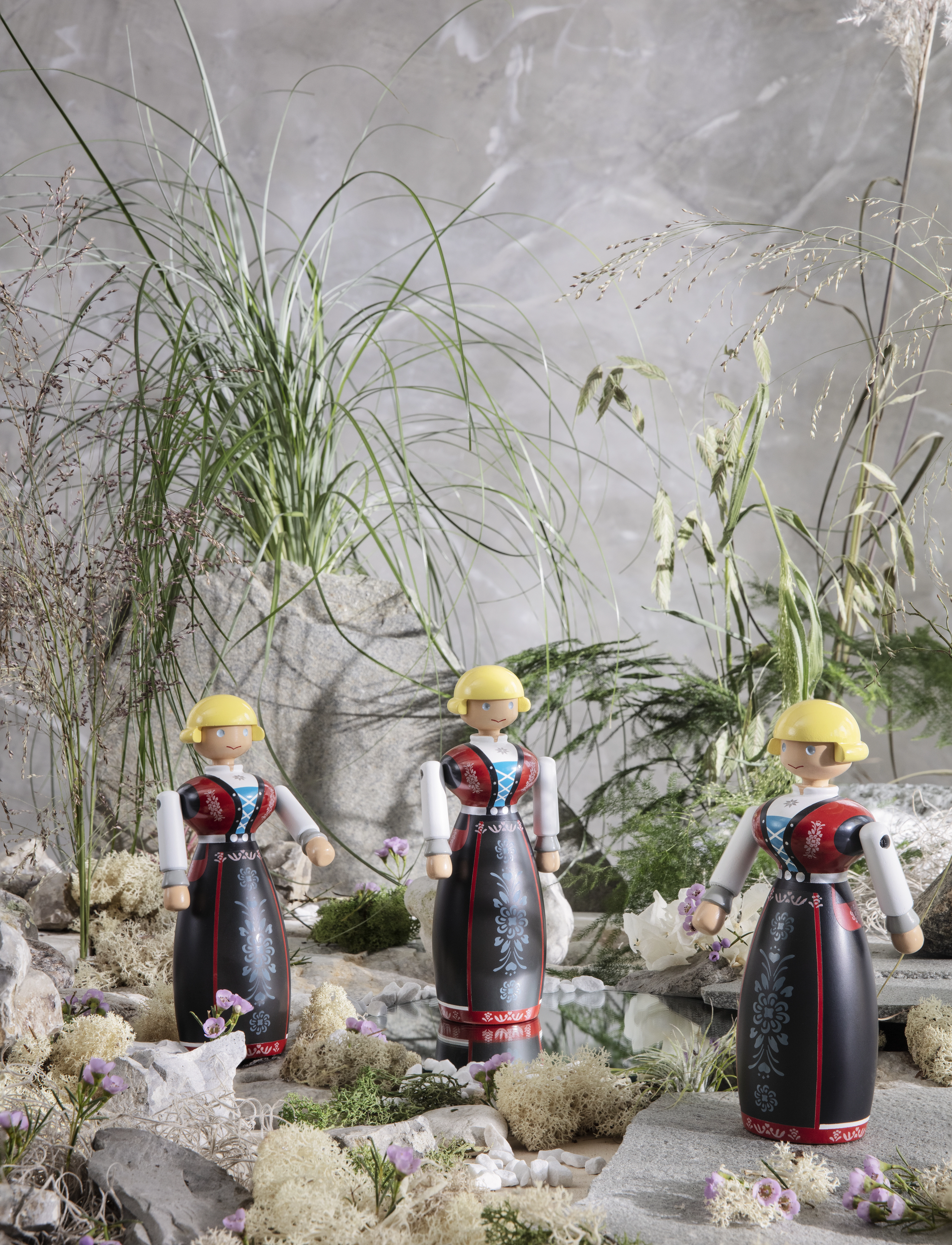 Kay Bojesen Norsk Bunad Kvinde Sort/Rød/Hvid, H16 cm, Decorative Accessories-details, Schwarz - Wooden Figures, Homeware