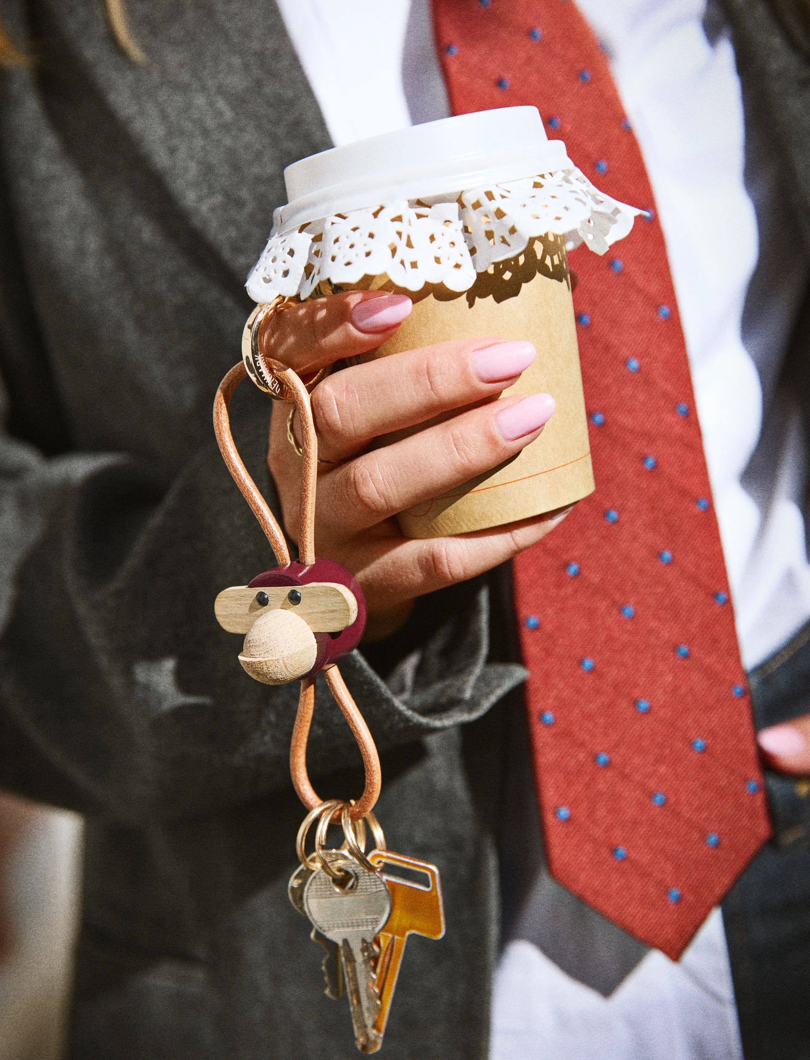Kay Bojesen - Monkey Keychain golden metal with Natural Leather bordeaux - schlüsselanhänger & taschenanhänger - bordeaux - 4