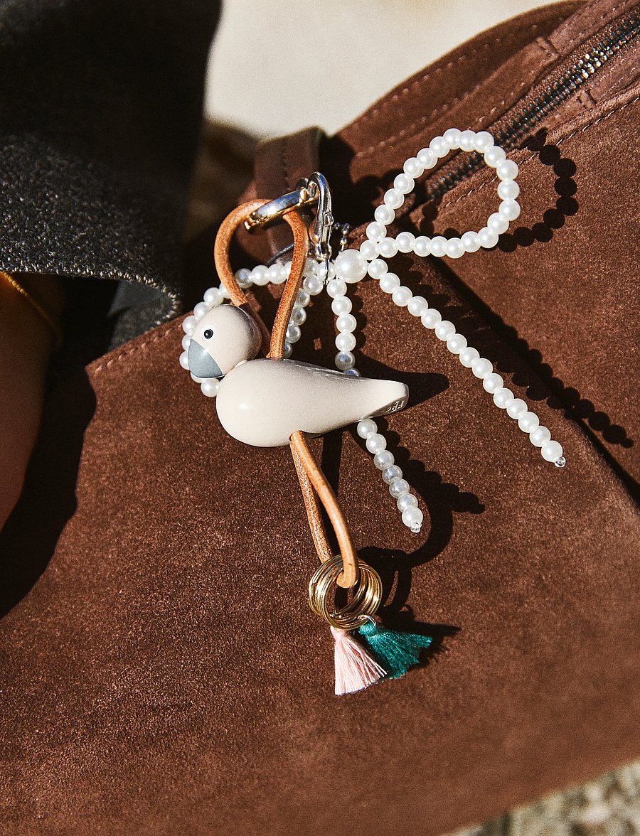 Kay Bojesen - Fugl nøglering guldtonet metal med naturlæder sand - nøgleringe & bag charms - sand - 0