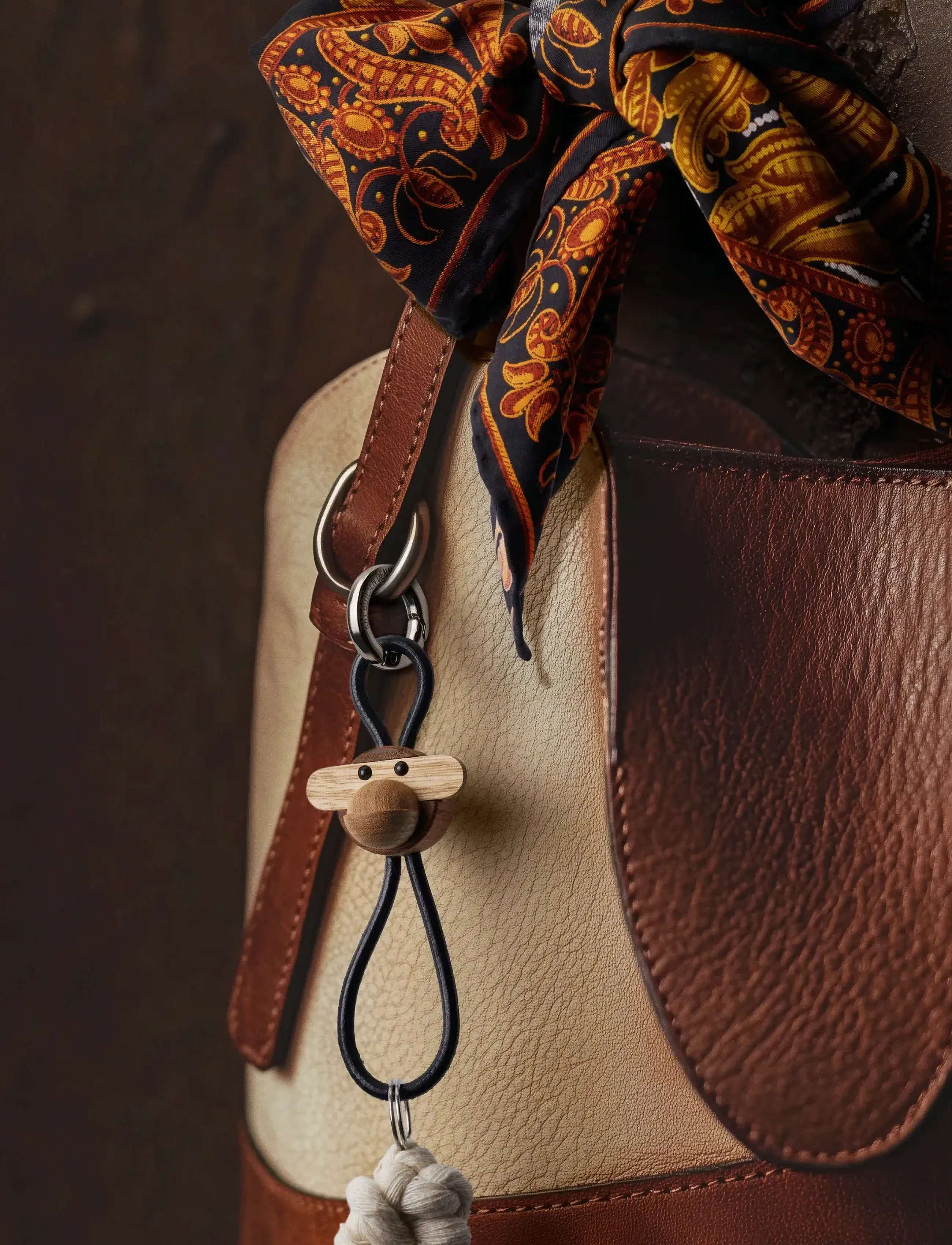 Kay Bojesen - Monkey Silver Keychain with Black Leather teak/limba - schlüsselanhänger - teak/limba - 3