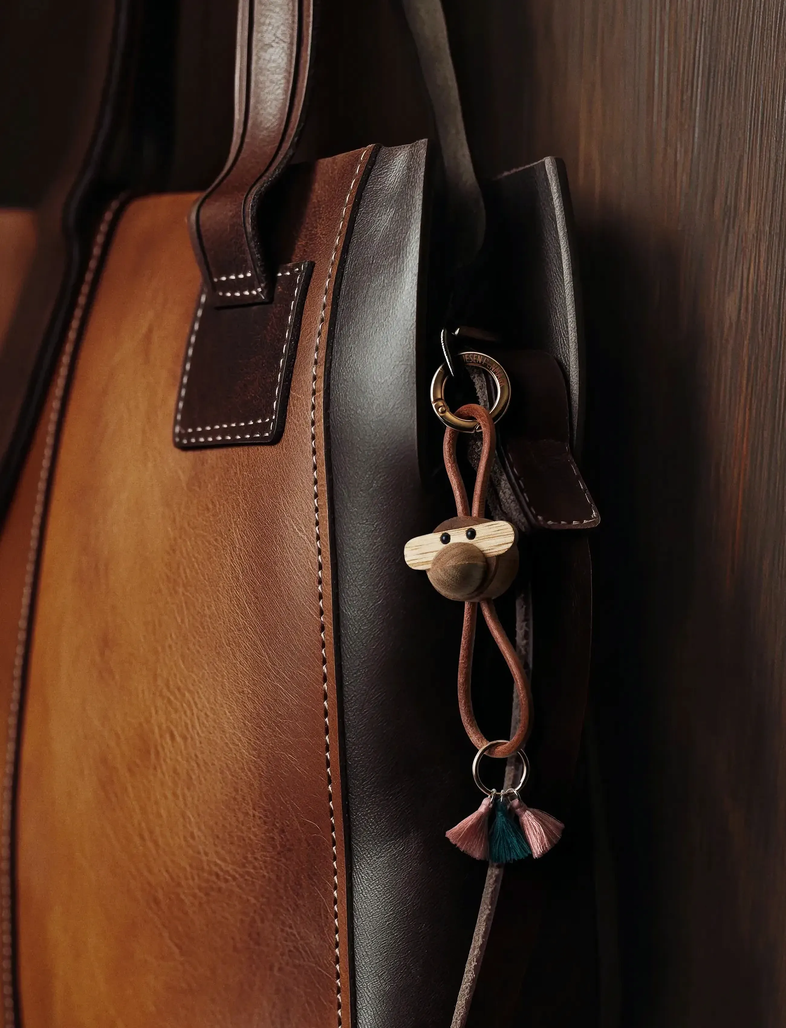 Kay Bojesen Abe guld nyckelring med naturläder teak/limba - Säsongens färger - TEAK/LIMBA / brown