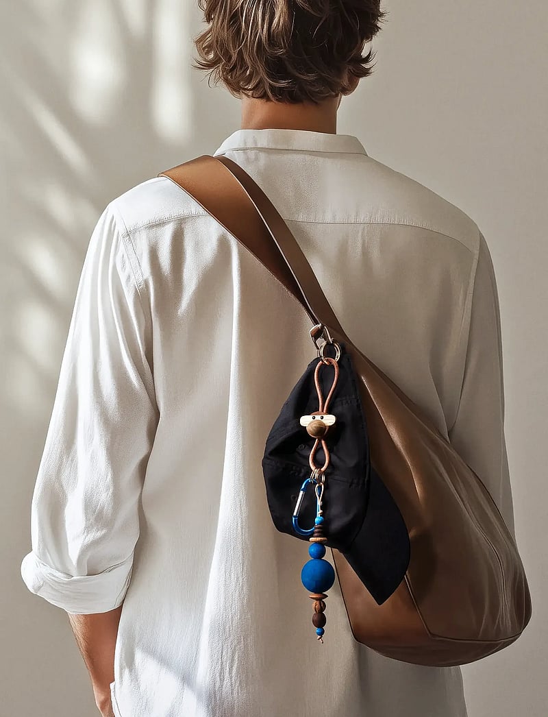 Kay Bojesen - Monkey Gold Keychain with Natural Leather teak/limba - holzfiguren - teak/limba - 3