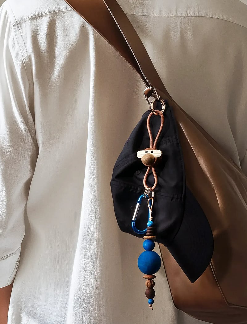 Kay Bojesen - Monkey Gold Keychain with Natural Leather teak/limba - holzfiguren - teak/limba - 4