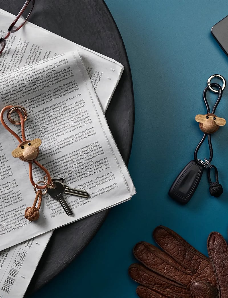 Kay Bojesen - Monkey Gold Keychain with Natural Leather teak/limba - holzfiguren - teak/limba - 5