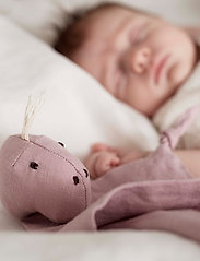 Kid's Concept - Comfort blanket Dino linen pink NEO - kosekluter - light pink - 5
