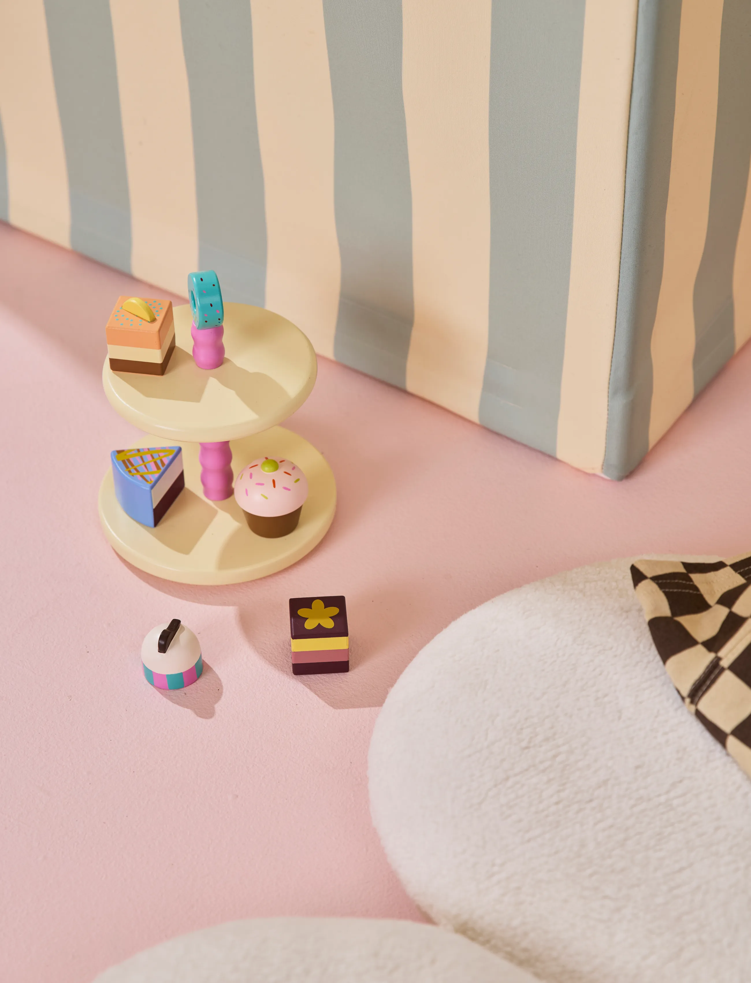 Kid's Concept Cake Stand And Cakes, One Size, Cream, Legetøjskøkken Og Tilbehør > Legetøjsmad Og -Kager, Børn