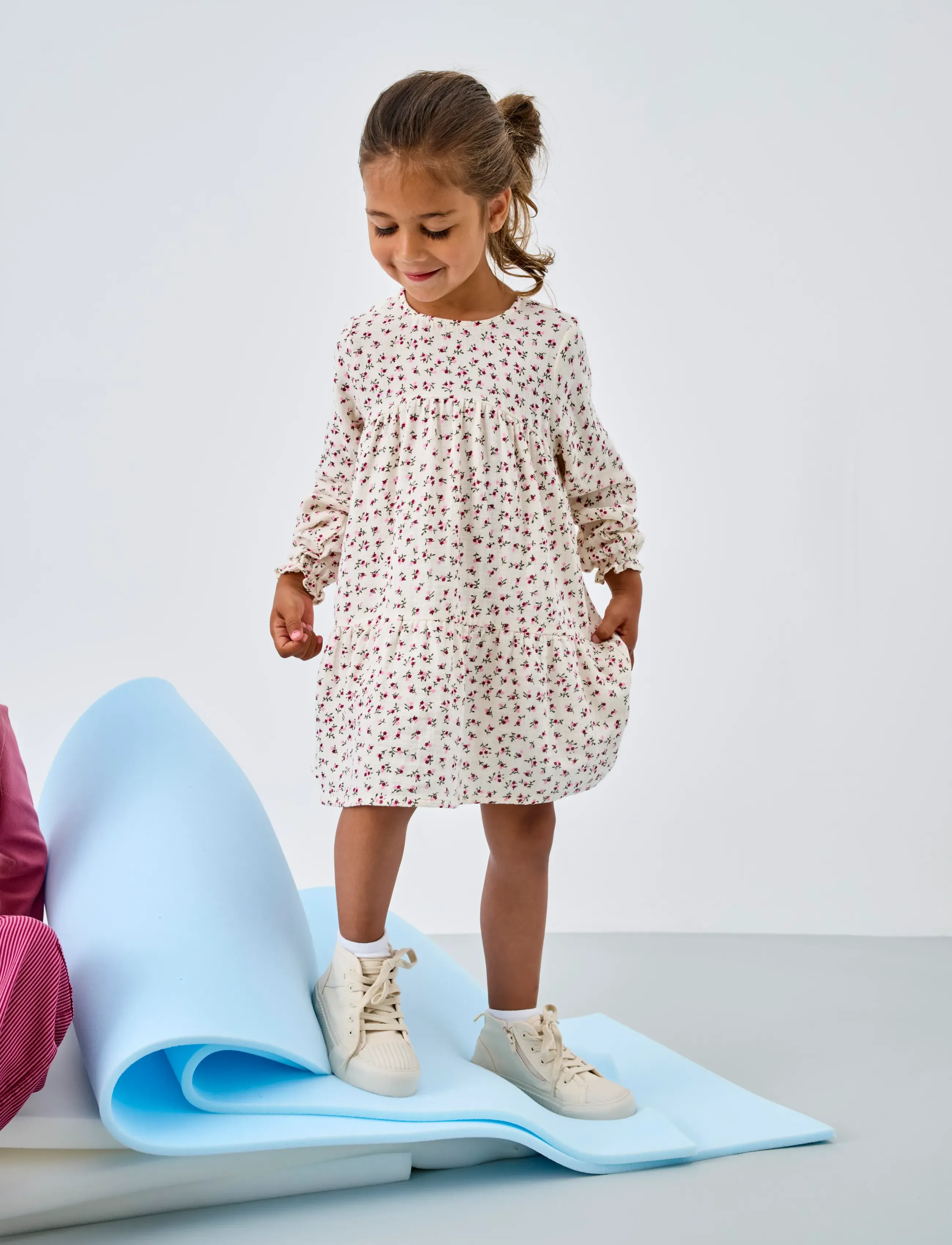 Kids Only KMGTHYRA LIFE LS A-SH DRESS AOP WVN NOOS - Dresses - TOFU / cream