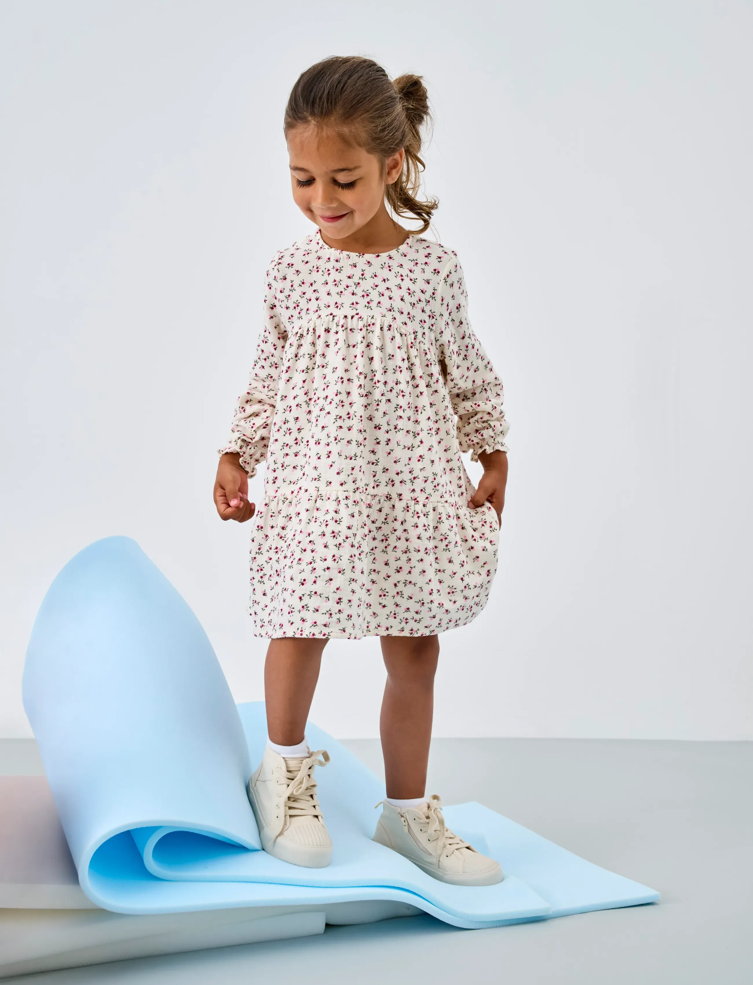 Kids Only - KMGTHYRA LIFE LS A-SH DRESS AOP WVN NOOS - robes décontractées à manches longues - tofu - 3