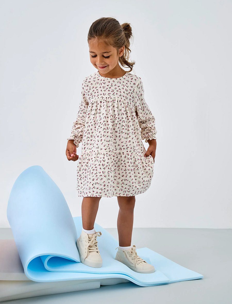 Kids Only - KMGTHYRA LIFE LS A-SH DRESS AOP WVN NOOS - robes décontractées à manches longues - tofu - 3