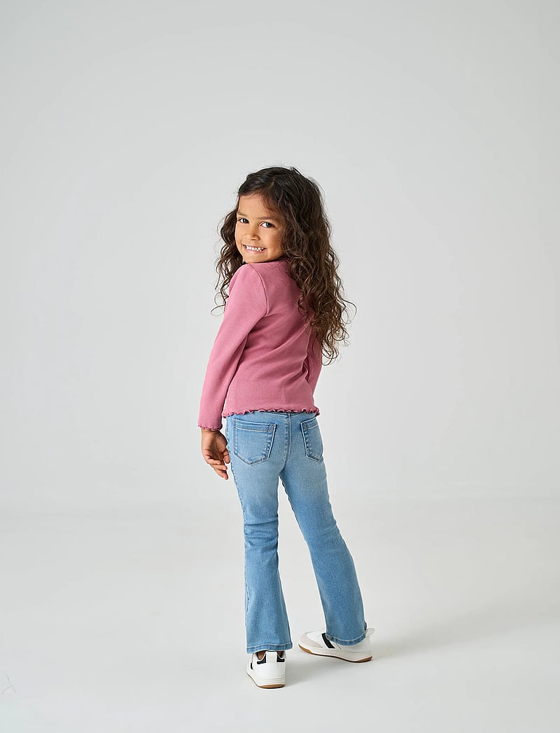 Kids Only - KMGROYAL FLARED FLOWER JEANS NOOS - regular piegriezuma džinsa bikses - light blue denim - 3