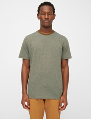 Knowledge Cotton Apparel - Regular striped basic tee - GOTS/Ve - kortärmade t-shirts - green stripe - 2